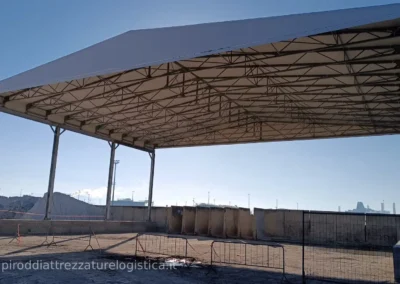 Copertura mobile PVC senza pareti a protezione di area di stoccaggio