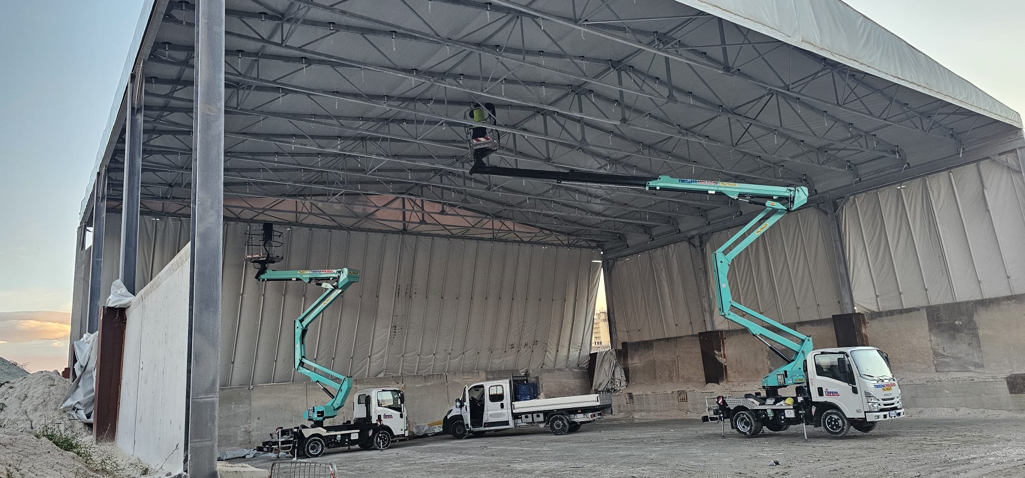 Copertura mobile PVC – tunnel per stoccaggio con mezzi operativi