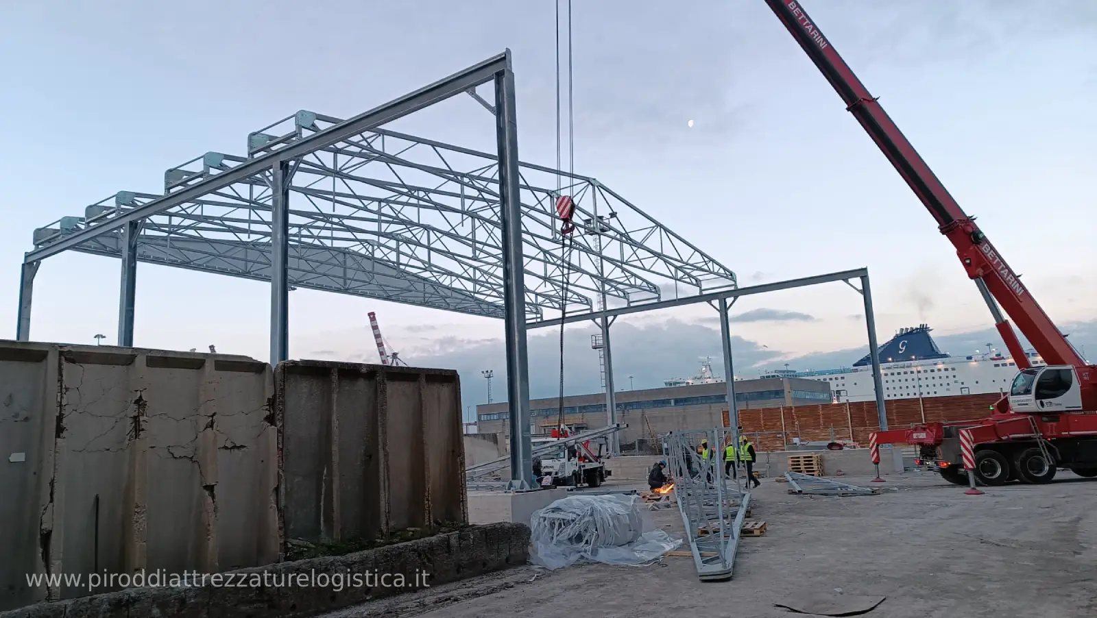 Montaggio copertura industriale — Piroddi Logistica