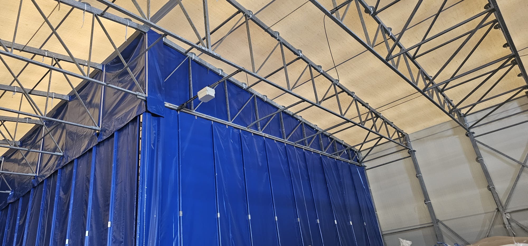 Chiusura laterale in PVC blu con struttura in acciaio zincato