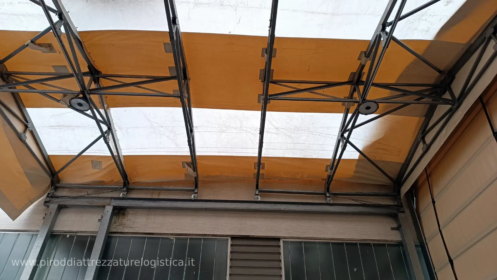 Dettaglio interno copertura industriale