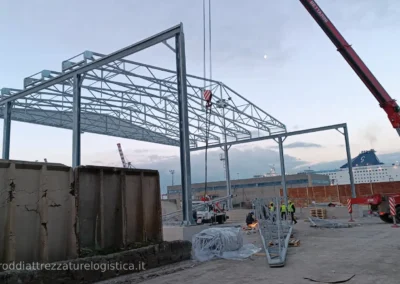 Montaggio di una copertura mobile industriale in cantiere
